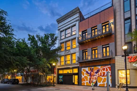 Front Row Loft | Vaulted Ceilings | Free Parking - Image 1