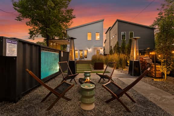 Container Pool | Wood Firepit | Chefs Kitchen | Hot Tub | EV Charging | BBQ - Image 1