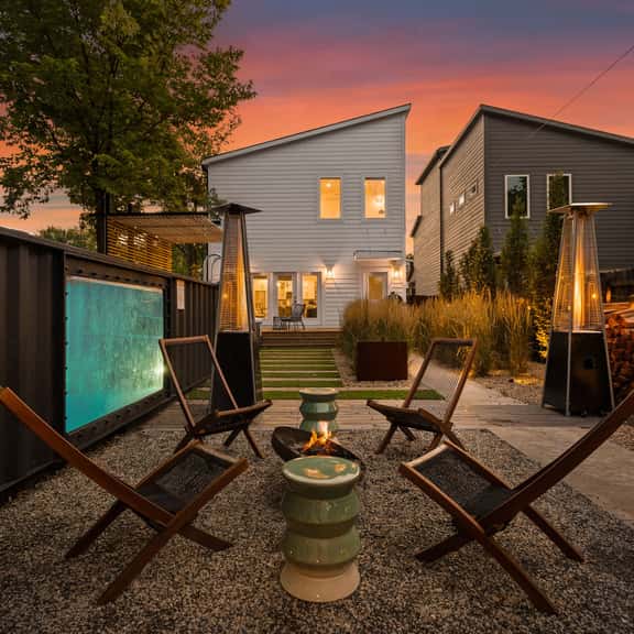 Container Pool | Wood Firepit | Chefs Kitchen | Hot Tub | EV Charging | BBQ - Image 1