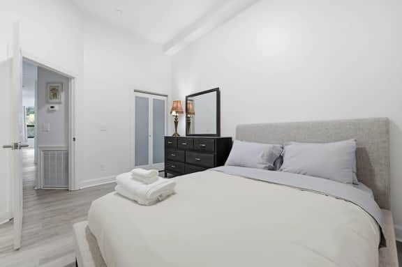 Front Row Loft | Vaulted Ceilings | Free Parking - Image 3