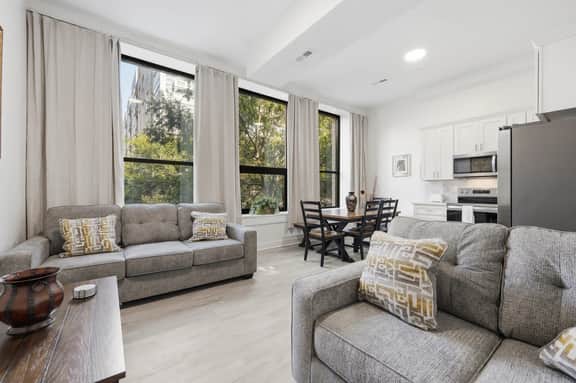 Front Row Loft | Vaulted Ceilings | Free Parking - Image 5