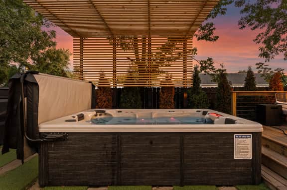 Container Pool | Wood Firepit | Chefs Kitchen | Hot Tub | EV Charging | BBQ - Image 4