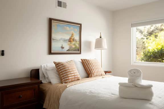 Vintage Vibes|King Bed|Big Screen|Backyard & Bunks - Image 4